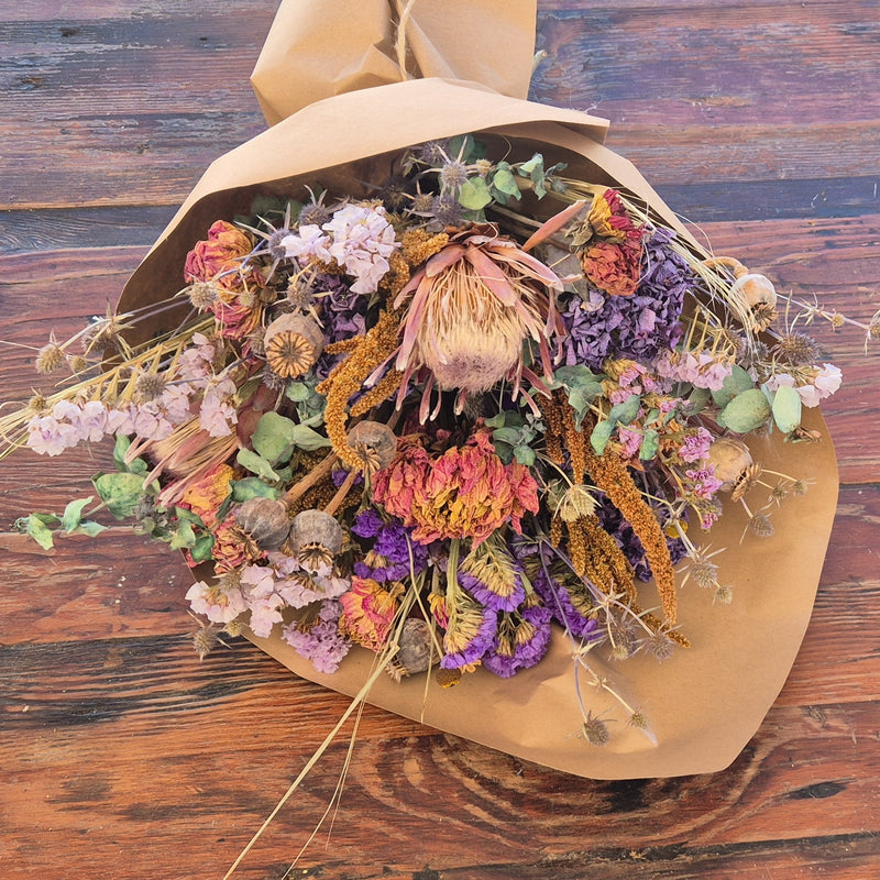 A cheerful mix of dried flowers